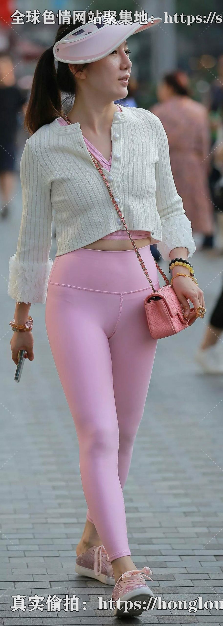 街拍粉色打底裤少妇，成熟的那种美，就像秋天的果实一样 街拍紧身 第1张